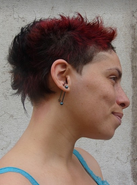 fryzury krótkie, czerwona grzywka uczesanie damskie zdjęcie numer 59